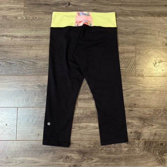 Lululemon Wunder Under Crop full on Luon
reversible to solid black size 6 - Picture 8 of 9